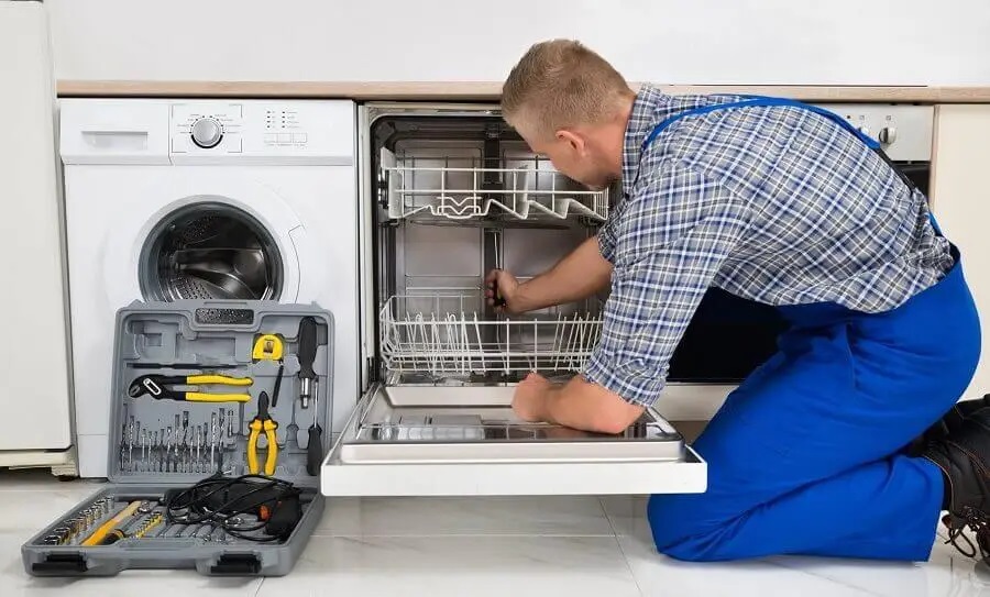 Menderes Hotpoint servisi teknisyen ekibi beyaz eşya tamiri yaparken